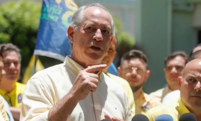 Movimentações políticas para 2026 ganham força com Ciro Gomes sinalizando apoio a Ronaldo Caiado, enquanto nomes como Flávio Bolsonaro perdem protagonismo.