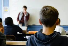 O Ministério Público do Ceará notificou um colégio católico após denúncias de imposição de atividades confessionais a estudantes. Confira os detalhes.