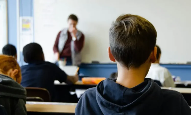 O Ministério Público do Ceará notificou um colégio católico após denúncias de imposição de atividades confessionais a estudantes. Confira os detalhes.