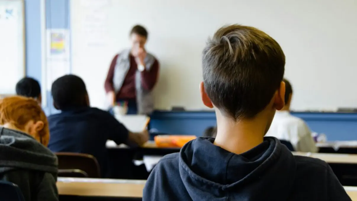 O Ministério Público do Ceará notificou um colégio católico após denúncias de imposição de atividades confessionais a estudantes. Confira os detalhes.