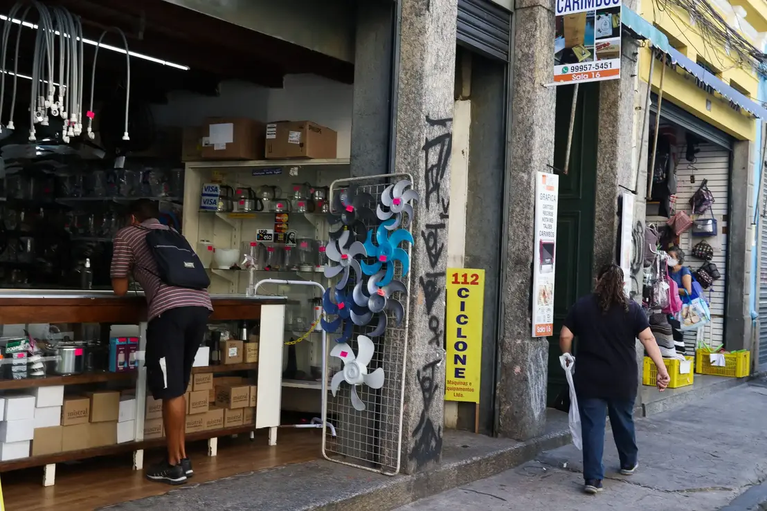 A confiança do consumidor brasileiro apresentou retração em julho, impactada por uma percepção negativa sobre a situação econômica atual do país.