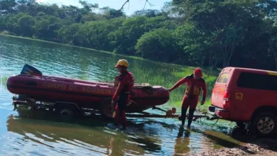 Buscas intensas mobilizam equipes de resgate após um barco virar no Rio Paranapanema, envolvendo um jovem morador de Cruzália.