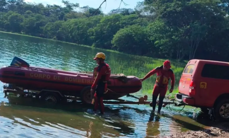 Buscas intensas mobilizam equipes de resgate após um barco virar no Rio Paranapanema, envolvendo um jovem morador de Cruzália.