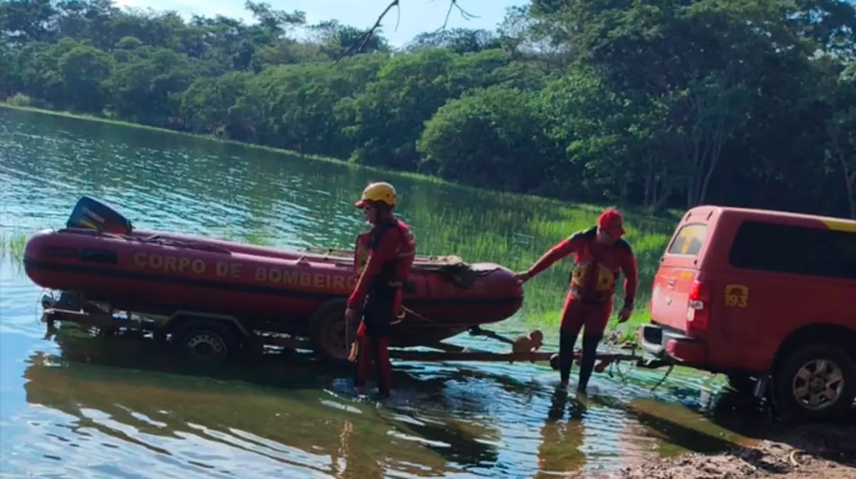 Buscas intensas mobilizam equipes de resgate após um barco virar no Rio Paranapanema, envolvendo um jovem morador de Cruzália.