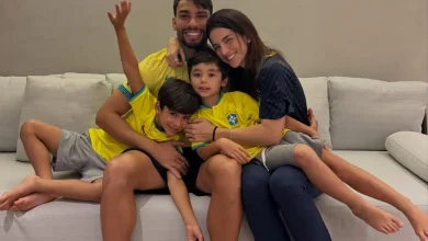 Lucas Paquetá recebe apoio emocionante da esposa e filhos após a dolorosa eliminação do Brasil. Veja os bastidores desse carinho familiar de superação.