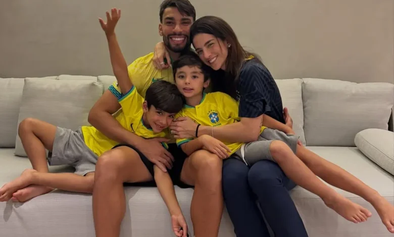 Lucas Paquetá recebe apoio emocionante da esposa e filhos após a dolorosa eliminação do Brasil. Veja os bastidores desse carinho familiar de superação.