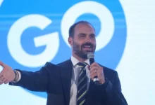 O deputado Eduardo Bolsonaro comentou as críticas de Javier Milei ao ministro Alexandre de Moraes, afirmando que o presidente argentino foi até educado.