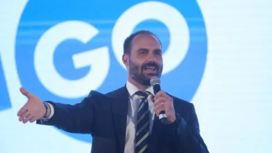 O deputado Eduardo Bolsonaro comentou as críticas de Javier Milei ao ministro Alexandre de Moraes, afirmando que o presidente argentino foi até educado.