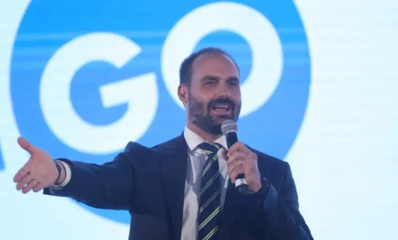 O deputado Eduardo Bolsonaro comentou as críticas de Javier Milei ao ministro Alexandre de Moraes, afirmando que o presidente argentino foi até educado.