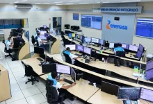 Entenda como a precisão climática se tornou o fator principal na operação das distribuidoras de energia para evitar falhas no fornecimento.