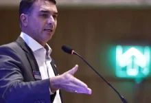 O senador Flávio Bolsonaro aponta responsabilidade do governo Lula sobre taxas dos EUA e critica postura do PT em relação a tarifas. Confira os detalhes.