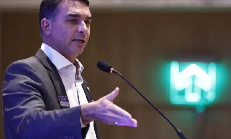 O senador Flávio Bolsonaro aponta responsabilidade do governo Lula sobre taxas dos EUA e critica postura do PT em relação a tarifas. Confira os detalhes.