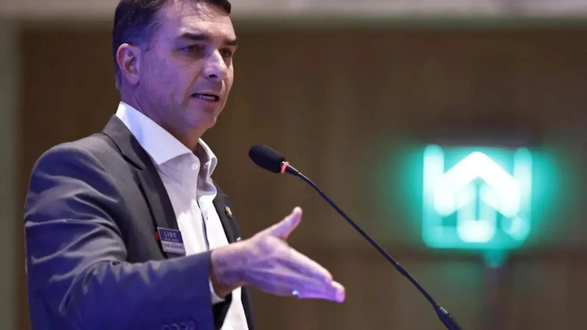 O senador Flávio Bolsonaro aponta responsabilidade do governo Lula sobre taxas dos EUA e critica postura do PT em relação a tarifas. Confira os detalhes.