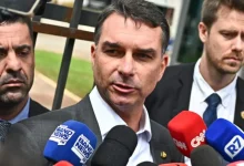 Entenda os desdobramentos das buscas envolvendo o senador Flávio Bolsonaro e as reações no cenário político brasileiro. Acompanhe a análise da Folha.