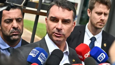 Entenda os desdobramentos das buscas envolvendo o senador Flávio Bolsonaro e as reações no cenário político brasileiro. Acompanhe a análise da Folha.