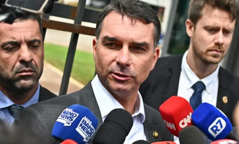 Entenda os desdobramentos das buscas envolvendo o senador Flávio Bolsonaro e as reações no cenário político brasileiro. Acompanhe a análise da Folha.