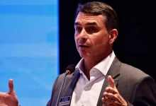 O senador Flávio Bolsonaro solicitou à Interpol o rastreamento de recursos financeiros ligados ao caso Dark Horse. Entenda os desdobramentos.