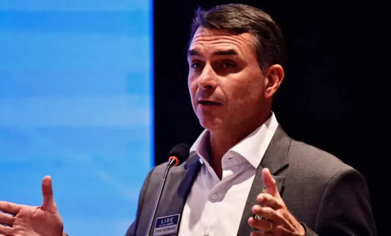 O senador Flávio Bolsonaro solicitou à Interpol o rastreamento de recursos financeiros ligados ao caso Dark Horse. Entenda os desdobramentos.