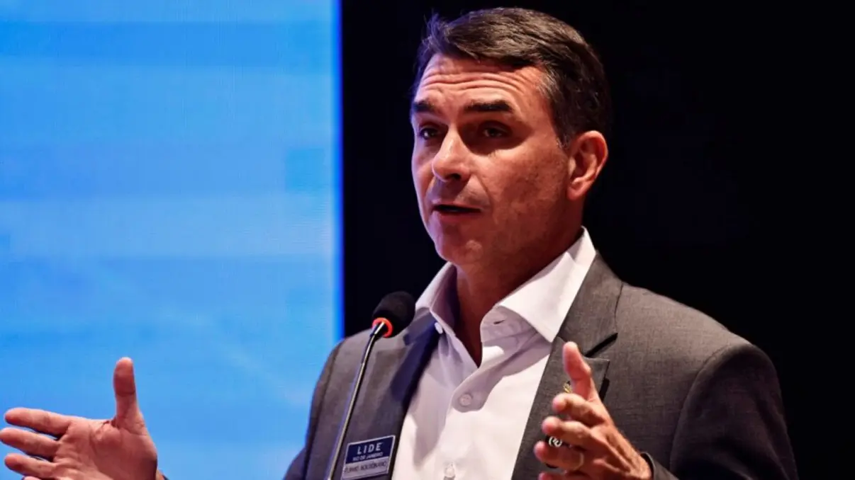 O senador Flávio Bolsonaro solicitou à Interpol o rastreamento de recursos financeiros ligados ao caso Dark Horse. Entenda os desdobramentos.