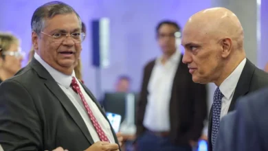 Ministros do STF cobram tribunais sobre pagamentos extras e penduricalhos que elevam salários do funcionalismo público acima do teto constitucional.