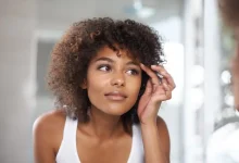 Esqueça o design artificial. Especialistas confirmam que a sobrancelha natural é a grande tendência do momento, valorizando a autenticidade do seu rosto.