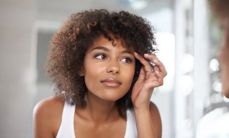 Esqueça o design artificial. Especialistas confirmam que a sobrancelha natural é a grande tendência do momento, valorizando a autenticidade do seu rosto.