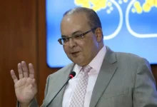 O ex-presidente do BRB afirma que o governador Ibaneis Rocha tinha pleno conhecimento sobre as operações e decisões estratégicas da instituição financeira.