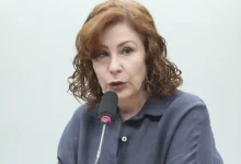 A deputada Carla Zambelli, em viagem à Itália, agradece apoio de Flávio Bolsonaro e pede orações pelo ex-presidente e pelos envolvidos nos atos de 8 de janeiro.