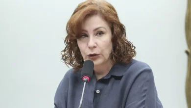 A deputada Carla Zambelli, em viagem à Itália, agradece apoio de Flávio Bolsonaro e pede orações pelo ex-presidente e pelos envolvidos nos atos de 8 de janeiro.