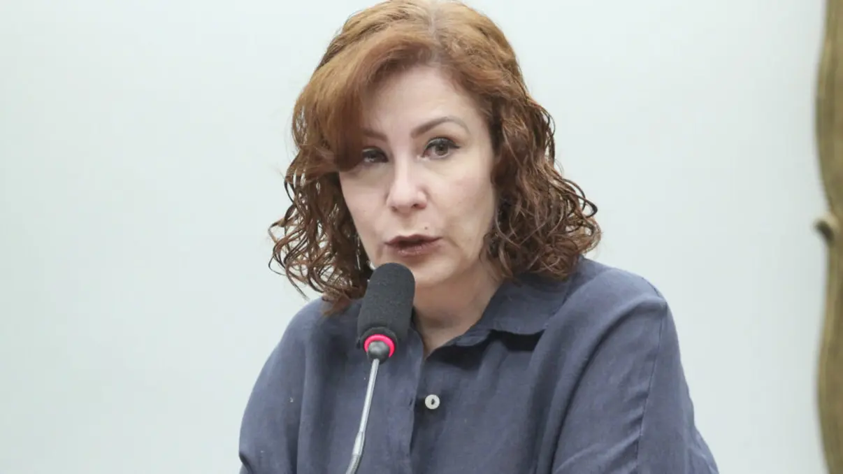 Carla Zambelli se manifesta na Itália sobre atos de 8 de janeiro 6 A deputada Carla Zambelli, em viagem à Itália, agradece apoio de Flávio Bolsonaro e pede orações pelo ex-presidente e pelos envolvidos nos atos de 8 de janeiro.