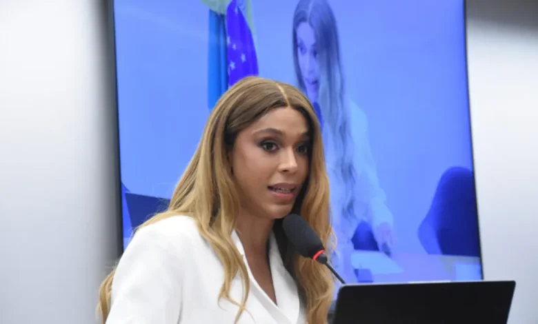 A Justiça reverteu decisão anterior e suspendeu o direito de resposta da deputada Erika Hilton em relação a comentários feitos pelo apresentador Ratinho.