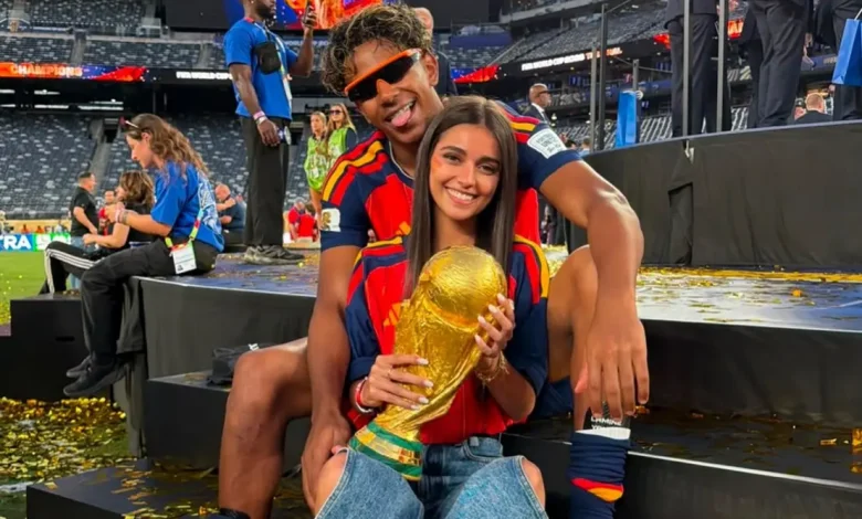 Após a vitória na Eurocopa, Lamine Yamal recebe declaração pública de sua namorada, celebrando seu papel como protagonista e campeão.