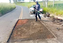 A Prefeitura de Lutécia iniciou obras de infraestrutura na Estrada do Carneirinho, visando melhorar a segurança e o escoamento agrícola na zona rural.