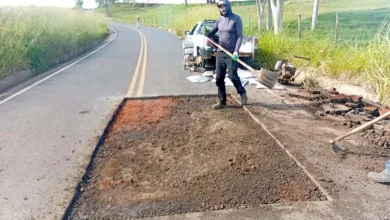 A Prefeitura de Lutécia iniciou obras de infraestrutura na Estrada do Carneirinho, visando melhorar a segurança e o escoamento agrícola na zona rural.