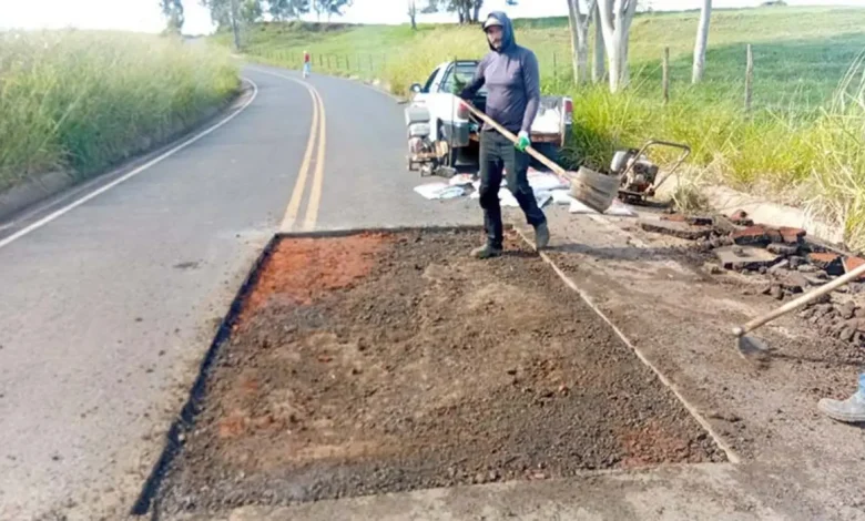 A Prefeitura de Lutécia iniciou obras de infraestrutura na Estrada do Carneirinho, visando melhorar a segurança e o escoamento agrícola na zona rural.