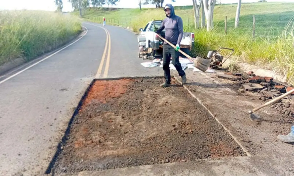Estrada do Carneirinho em Lutécia recebe obras de melhoria 6 A Prefeitura de Lutécia iniciou obras de infraestrutura na Estrada do Carneirinho, visando melhorar a segurança e o escoamento agrícola na zona rural.