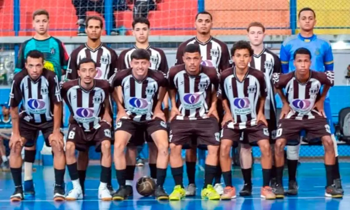 Equipe Amigos de Lutécia conquista vice-campeonato de futsal 6 A equipe Amigos de Lutécia brilhou nas quadras de Paraguaçu Paulista, garantindo o vice-campeonato no torneio local de Futsal Livre.