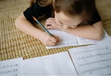 Uma mãe iniciou um protesto inusitado ao proibir que seus filhos realizem o dever de casa, questionando a carga horária e o sistema de ensino atual.