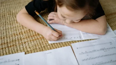 Uma mãe iniciou um protesto inusitado ao proibir que seus filhos realizem o dever de casa, questionando a carga horária e o sistema de ensino atual.