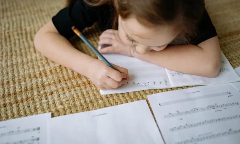 Uma mãe iniciou um protesto inusitado ao proibir que seus filhos realizem o dever de casa, questionando a carga horária e o sistema de ensino atual.