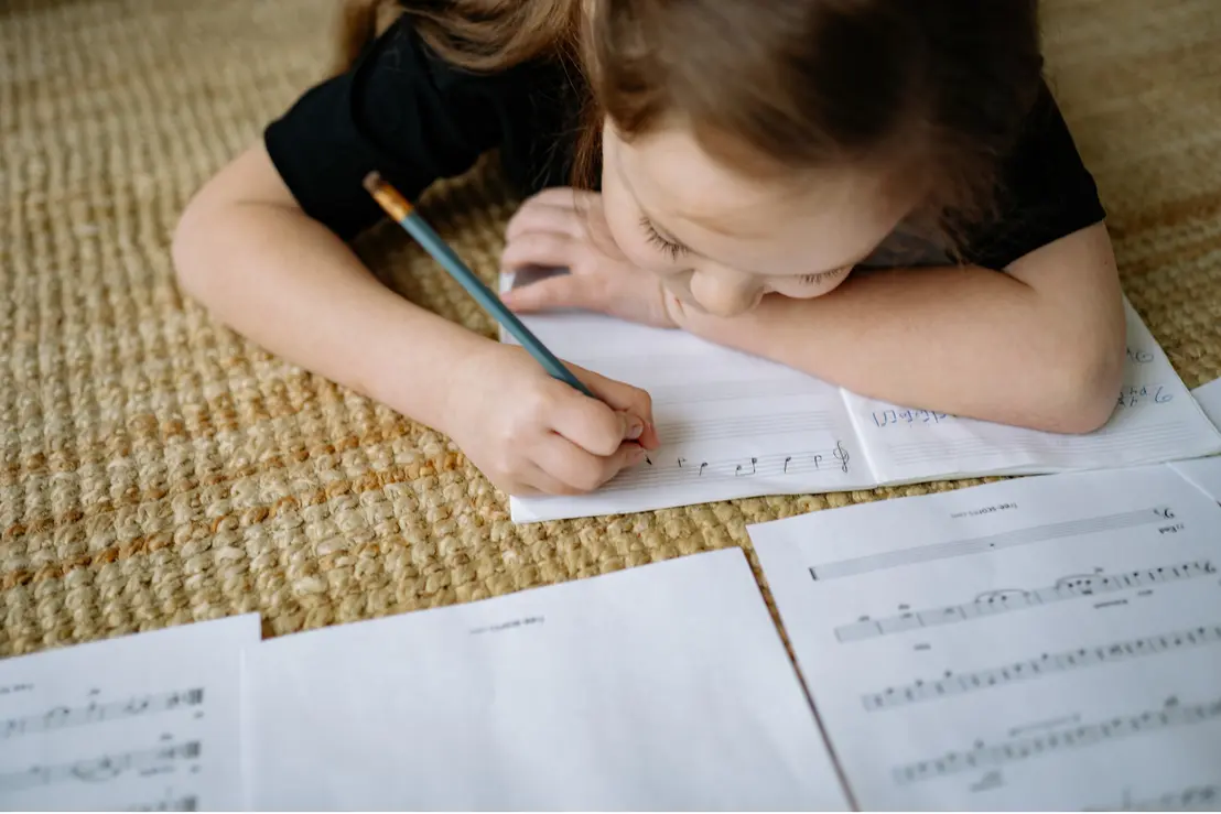 Mãe proíbe filhos de fazerem dever em protesto escolar 6 Uma mãe iniciou um protesto inusitado ao proibir que seus filhos realizem o dever de casa, questionando a carga horária e o sistema de ensino atual.