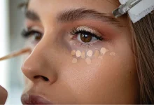 Quer uma maquiagem impecável? Descubra por que a base craquela e aprenda as técnicas essenciais de hidratação e preparação de pele para um acabamento perfeito.