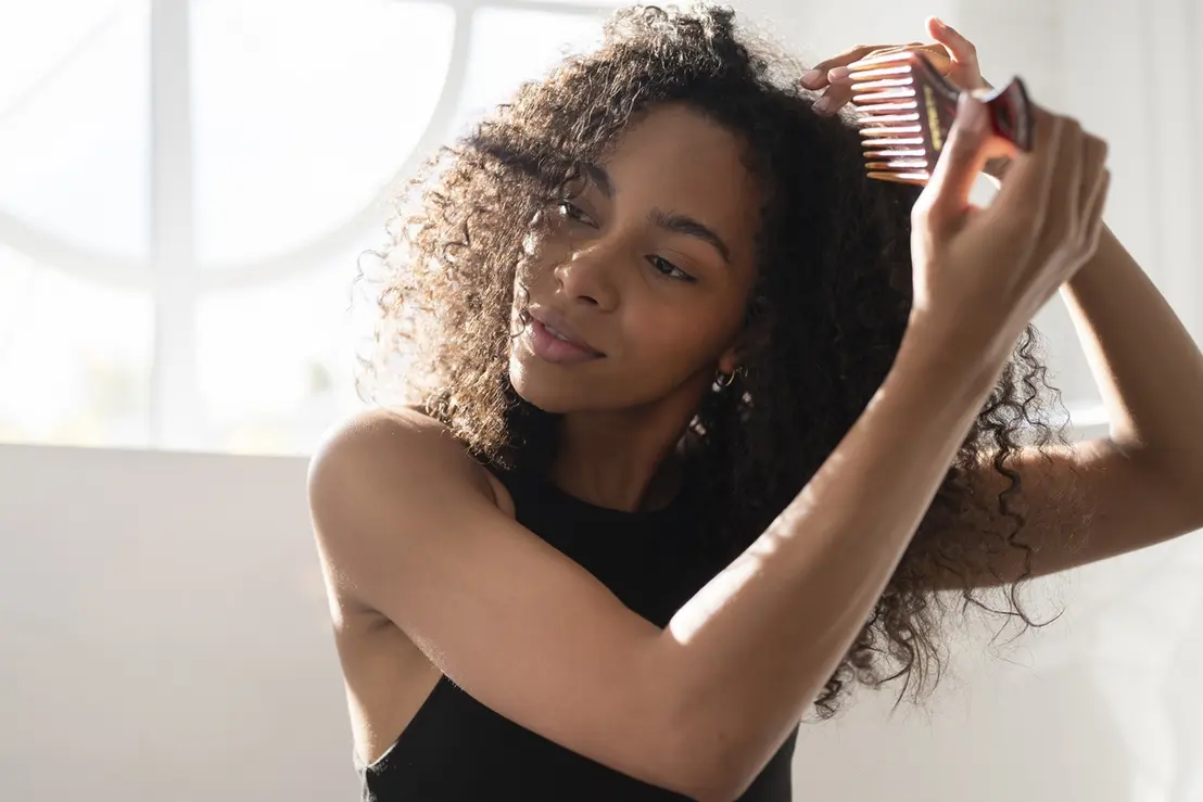 Como Cuidar do Cabelo no Inverno: Evite Erros Comuns 6 Descubra como proteger seu cabelo no inverno dos perigos da água quente e da falta de lavagem. Veja dicas exclusivas para manter os fios saudáveis.
