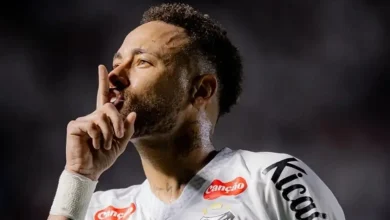 A relação entre Neymar e Santos vive momento conturbado. Investigamos os bastidores das dívidas, polêmicas no vestiário e os desafios dessa conexão histórica.