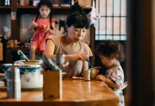 Descubra como as cafeterias do choro se tornaram um refúgio para mães exaustas que buscam apoio emocional durante as madrugadas silenciosas.