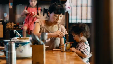 Descubra como as cafeterias do choro se tornaram um refúgio para mães exaustas que buscam apoio emocional durante as madrugadas silenciosas.