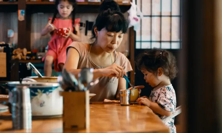 Descubra como as cafeterias do choro se tornaram um refúgio para mães exaustas que buscam apoio emocional durante as madrugadas silenciosas.