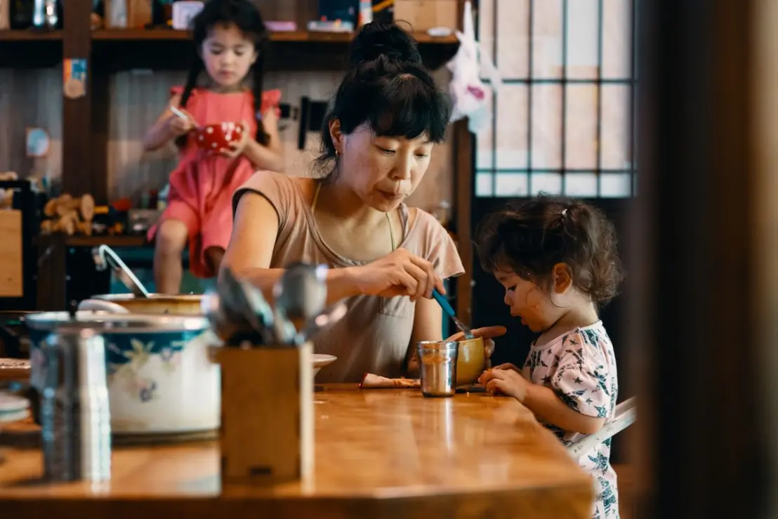 Descubra como as cafeterias do choro se tornaram um refúgio para mães exaustas que buscam apoio emocional durante as madrugadas silenciosas.