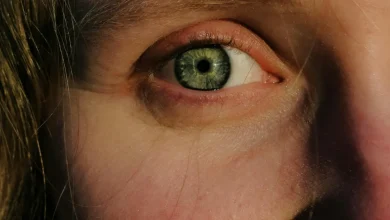 A menopausa traz mudanças hormonais que impactam a saúde ocular. Entenda por que o olho seco ocorre e como buscar alívio para o desconforto diário.
