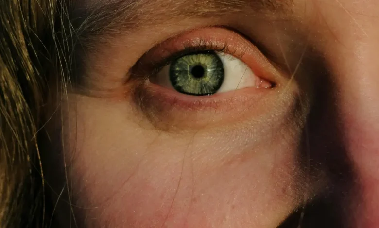 A menopausa traz mudanças hormonais que impactam a saúde ocular. Entenda por que o olho seco ocorre e como buscar alívio para o desconforto diário.